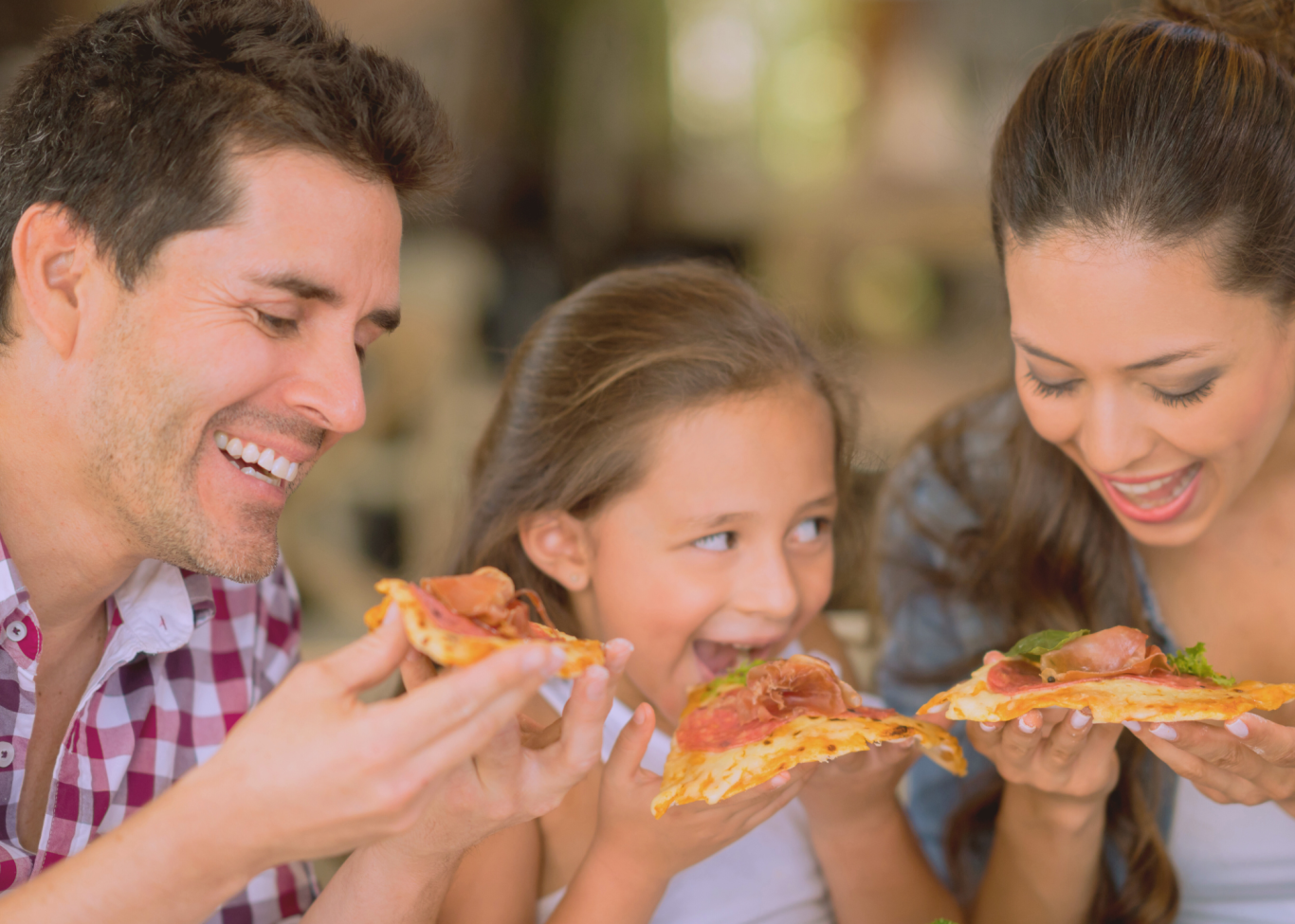 Eine Familie genießt eine Pizza gemeinsam.